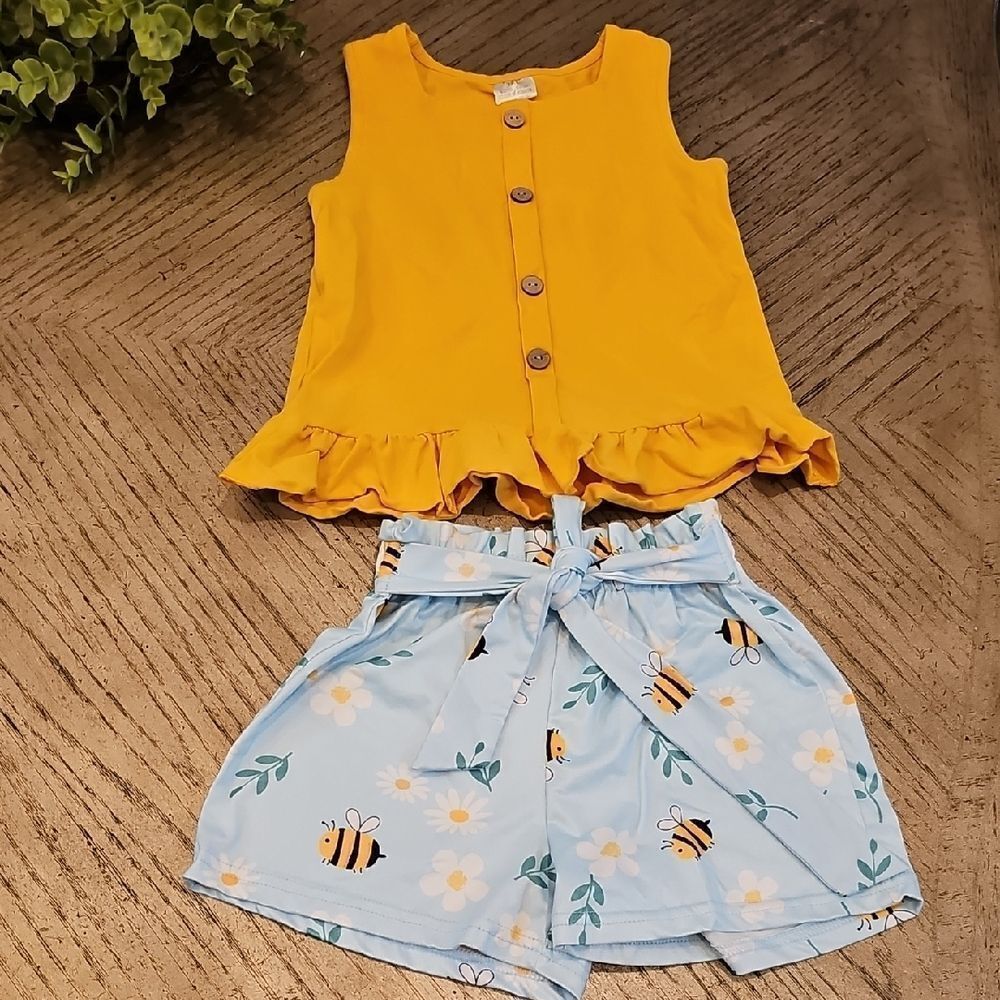 Yellow Ruffle Top and Blue Bee Print Shorts Set Size 7/8